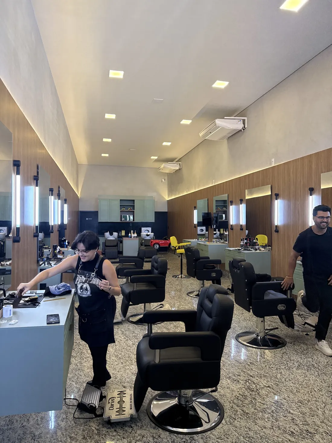 Barbeiros trabalhando nas bancadas do salão da Don Caballero